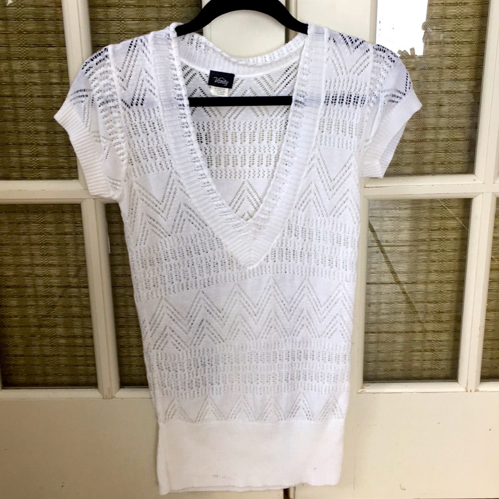 White Vneck pointelle short sleeve shirt size M